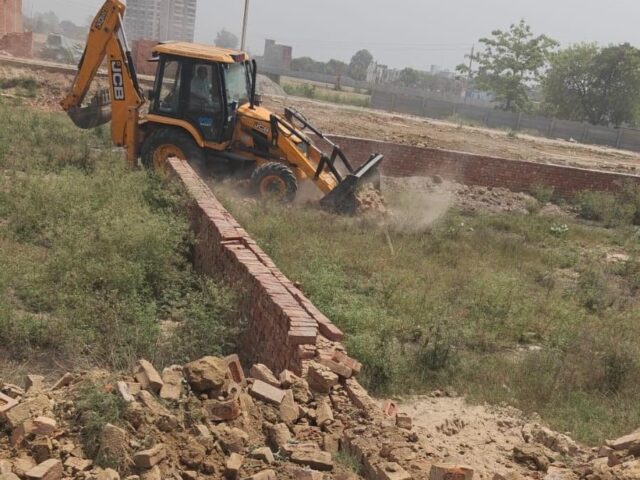 ‘‘ग्राम औरंगाबाद गदाना क्षेत्र में लगभग 30000 वर्ग0 मी0 में विकसित हो रही अवैध कॉलोनी को जी0डी0ए0 ने किया ध्वस्त‘‘