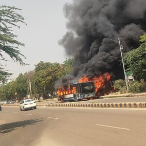 गुरुग्राम में भीषण गर्मी के बीच चलती सिटी CNG बस में लगी आग, यात्रियों में मची अफरा-तफरी