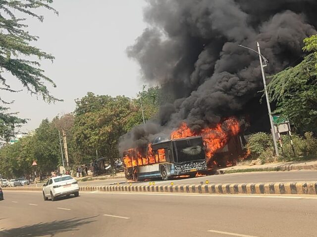 गुरुग्राम में भीषण गर्मी के बीच चलती सिटी CNG बस में लगी आग, यात्रियों में मची अफरा-तफरी