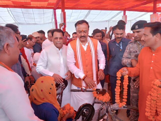 महर्षि कश्यप जयंती के अवसर पर माननीय उपमुख्यमंत्री श्री केशव प्रसाद मौर्य जी द्वारा दिव्यांगजनों को सहायक उपकरणों का वितरण”