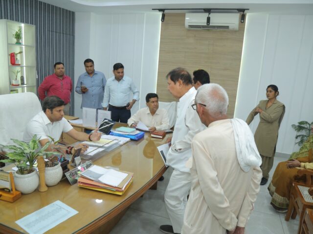 जिलाधिकारी श्री रविन्द्र कुमार मॉंदड़ ने जनता दर्शन में सुनी जन समस्यायें