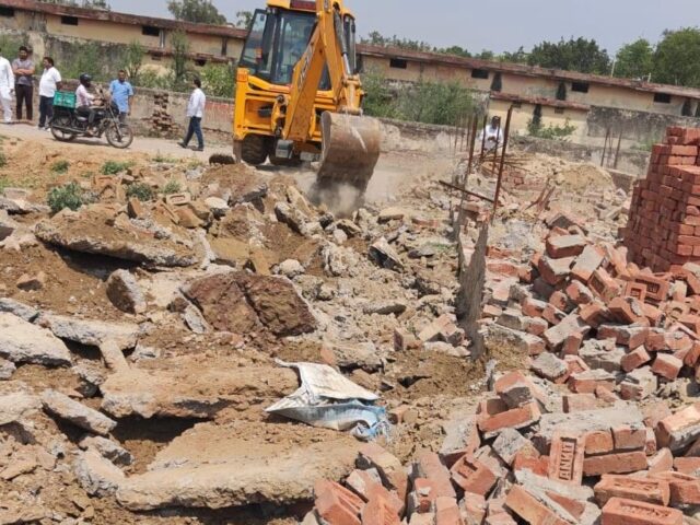 ‘मुरादनगर में 3600 वर्ग मी0 में विकसित हो रही अवैध कॉलोनी पर जी0डी0ए0 की ध्वस्तीकरण की कार्यवाही‘‘