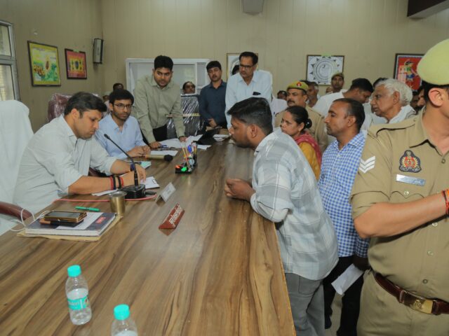 गाजियाबाद जिलाधिकारी श्री रविन्द्र कुमार मॉंदड़ के निर्देशन व अध्यक्षता पर जनपद की तीनों तहसीलों में सम्पूर्ण समाधान दिवस सम्पन्न