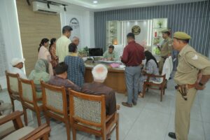 जिलाधिकारी श्री रविन्द्र कुमार मॉंदड़ ने जनता दर्शन में सुनी जनसमस्यायें