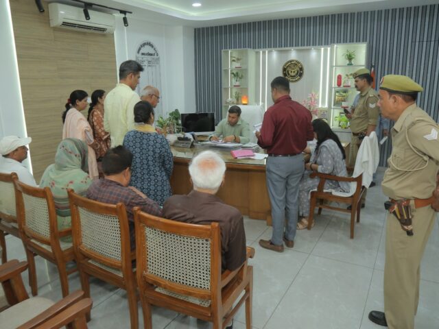 जिलाधिकारी श्री रविन्द्र कुमार मॉंदड़ ने जनता दर्शन में सुनी जनसमस्यायें