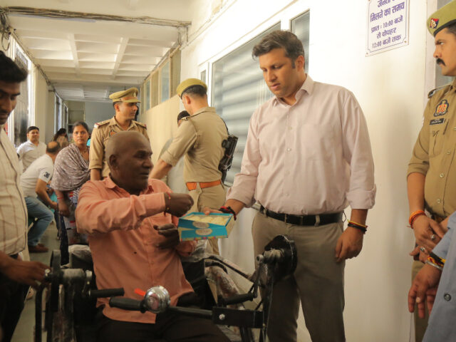 जिलाधिकारी श्री रविन्द्र कुमार मॉंदड़ ने जनता दर्शन में सुनी जन समस्यायें