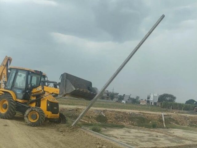 ‘‘ग्राम फफराना मोदीनगर क्षेत्र में 26 बीघे में विकसित हो रही अवैध कॉलोनी पर जी0डी0ए0 ने की ध्वस्तीकरण की कार्यवाही‘‘