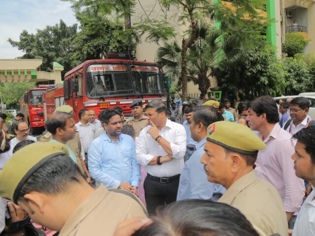 इंदिरापुरम अग्निकांड पर प्रशासन की त्वरित कार्रवाई, 08 फ्लैट प्रभावित, जनहानि शून्य