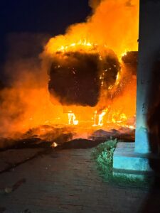 ग़ाज़ियाबाद स्वर्ण जयंती पुरम C ब्लॉक के पीछे झोड़ के पास  खड़ी भूसा भरी ट्रैक्टर-ट्रॉली में हाईटेंशन तार छूने से लगी आग