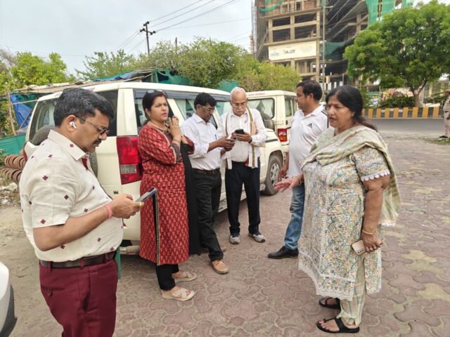 महापौर ने अधिकारियों के साथ राज नगर स्थित नगर निगम की भूमियों का किया निरीक्षण