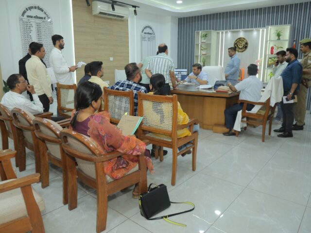 गाजियाबाद जिलाधिकारी श्री रविन्द्र कुमार मॉंदड़ ने जनता दर्शन में सुनी जन समस्यायें