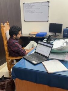 मुरदनगर अधिशासी अभियंता पैर पर पैर रखकर शिकायतें सुनने से भड़के किसान, बोले—सम्मान नहीं तो समाधान कैसा?