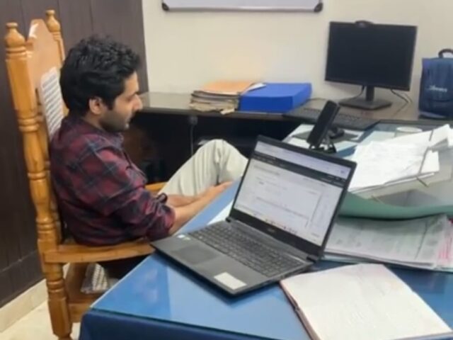 मुरदनगर अधिशासी अभियंता पैर पर पैर रखकर शिकायतें सुनने से भड़के किसान, बोले—सम्मान नहीं तो समाधान कैसा?