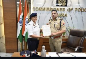 ईमानदारी की मिसाल बनी महिला आरक्षी नेहा, राहगीर महिला का पैसों से भरा बैग लौटाकर जीता दिल