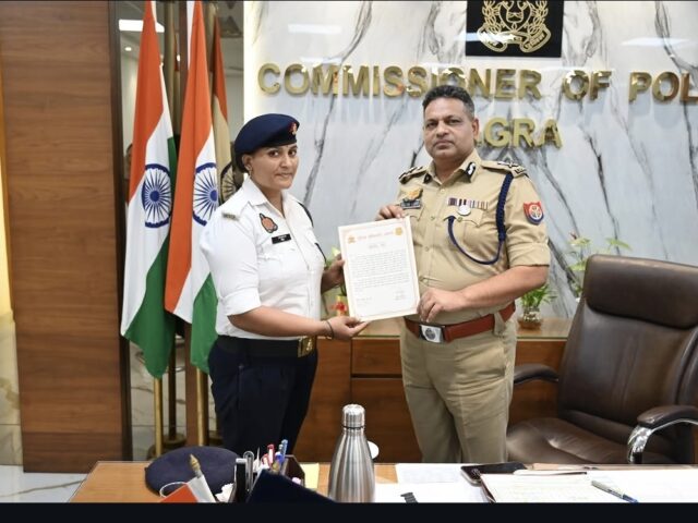 ईमानदारी की मिसाल बनी महिला आरक्षी नेहा, राहगीर महिला का पैसों से भरा बैग लौटाकर जीता दिल