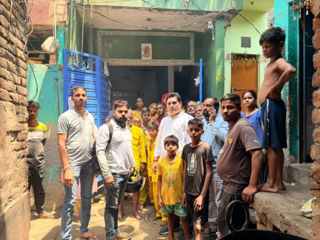 केला भट्टा में धार्मिक जुलूस पर हमला, 10 आरोपी गिरफ्तार—पीड़ित परिवार से मिले विहिप-बजरंग दल कार्यकर्ता