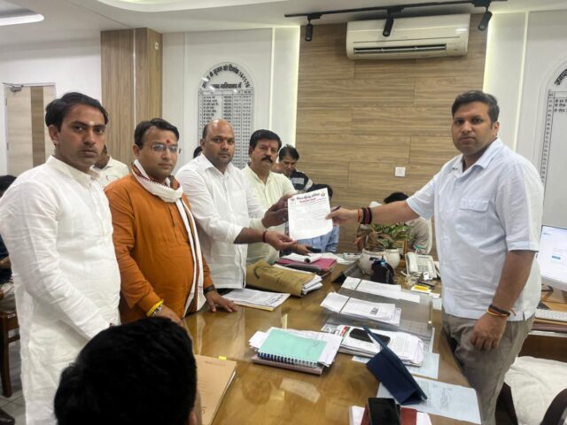 गाजियाबाद में कथित अवैध निर्माण को लेकर विहिप-बजरंग दल ने डीएम को सौंपा ज्ञापन