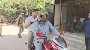 प्रधानमंत्री मोदी की अपील का असर गाजियाबाद के डीएम रविंद्र कुमार बाइक से पहुंचे कार्यालय