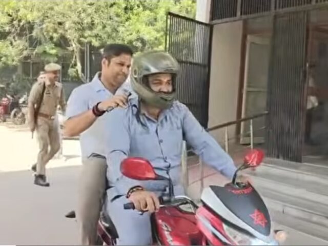 प्रधानमंत्री मोदी की अपील का असर गाजियाबाद के डीएम रविंद्र कुमार बाइक से पहुंचे कार्यालय