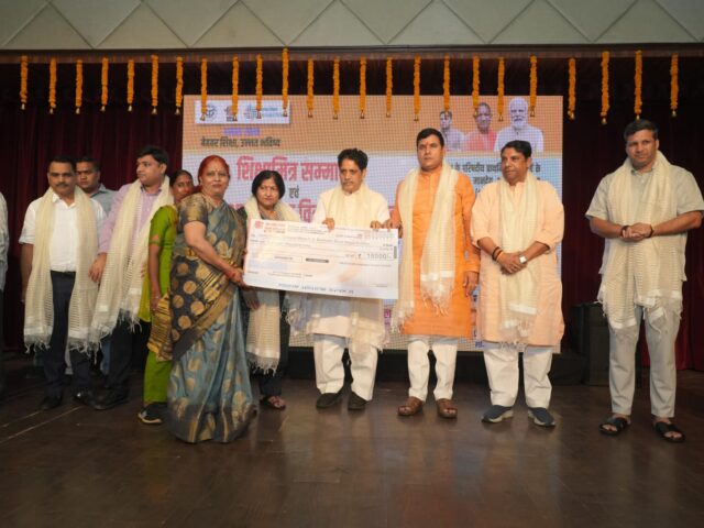 शिक्षामित्र सम्मान एवं बढ़े हुए मानदेय वितरण का भव्य समारोह आयोजित