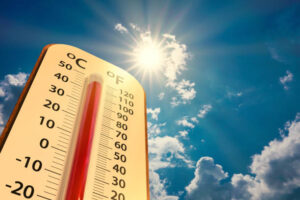 भीषण गर्मी का कहर: उत्तर भारत में Heatwave Alert, कई राज्यों में तापमान 45°C के पार