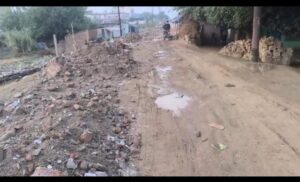 शाहजहांपुर मै बदहाल सड़कों पर खतरा झेल रहीं ई-बसें