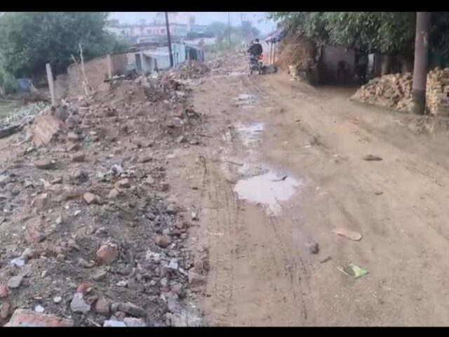 शाहजहांपुर मै बदहाल सड़कों पर खतरा झेल रहीं ई-बसें