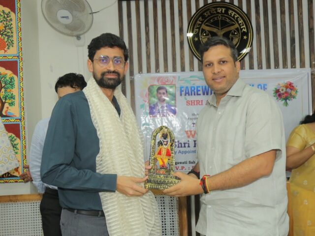 गाजियाबाद: सीडीओ श्री अभिनव गोपाल को भावभीनी विदाई, श्री कुमार सौरभ बने नए मुख्य विकास अधिकारी