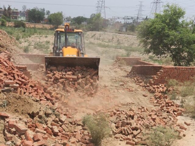 ‘ग्राम-असालतनगर क्षेत्र में अवैध कालोनी को जी0डी0ए0 ने किया ध्वस्त‘‘