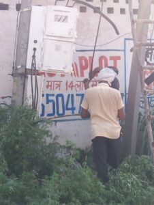 मुरादनगर में मौत को दावत? बिना सुरक्षा उपकरणों के चल रहा DT मीटर लगाने का कार्य, बड़े हादसे का खतरा