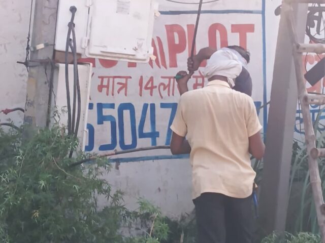 मुरादनगर में मौत को दावत? बिना सुरक्षा उपकरणों के चल रहा DT मीटर लगाने का कार्य, बड़े हादसे का खतरा
