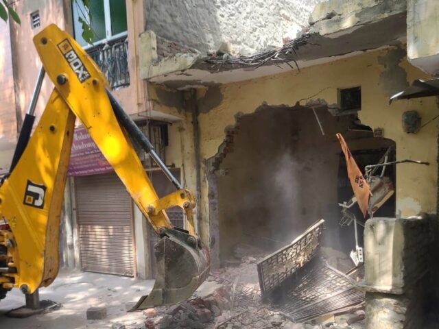 ‘प्रवर्तन जोन-04 के क्षेत्र में अवैध निर्माण/अवैध कालोनी पर जी0डी0ए0 ने की ध्वस्तीकरण की कार्यवाही‘‘