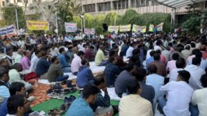 यूपी पावर कॉरपोरेशन के आउटसोर्स कर्मचारियों का धरना, बहाली समेत कई मांगें उठाईं