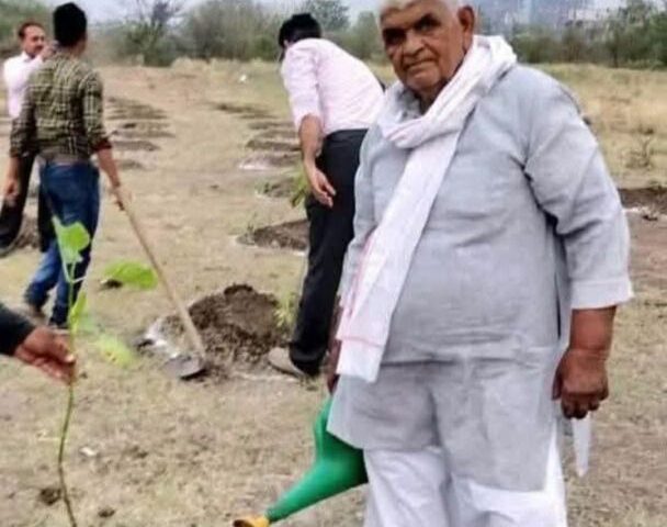 ललितपुर में रिटायर्ड शिक्षक ने जहर खाकर दी जान, सुसाइड नोट में पूर्व IPS समेत 7 लोगों पर लगाए गंभीर आरोप