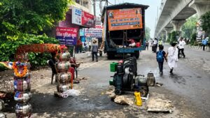 एम्बुलेंस की टक्कर से कांवड़ खंडित, कांवड़ियों ने दिल्ली–मेरठ मार्ग पर लगाया जाम