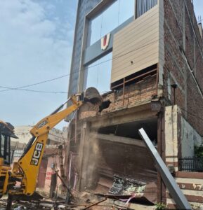प्रवर्तन जोन-03 के क्षेत्र में अवैध निर्माणों को जी0डी0ए0 ने किया सील व ध्वस्त‘‘