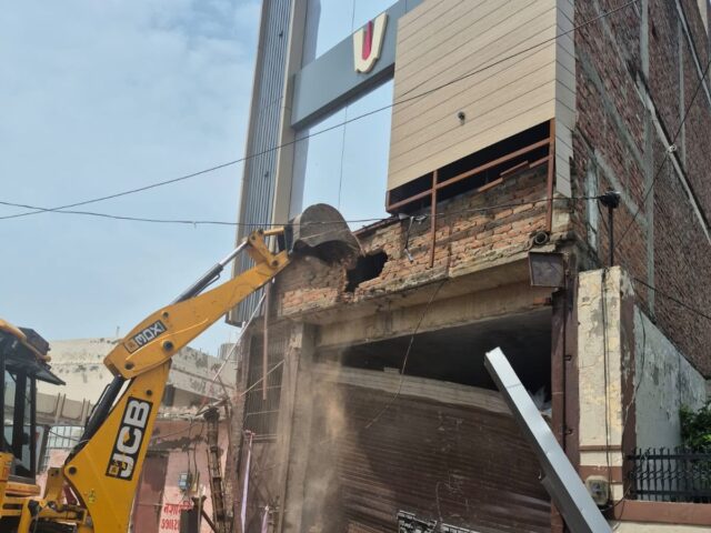 प्रवर्तन जोन-03 के क्षेत्र में अवैध निर्माणों को जी0डी0ए0 ने किया सील व ध्वस्त‘‘